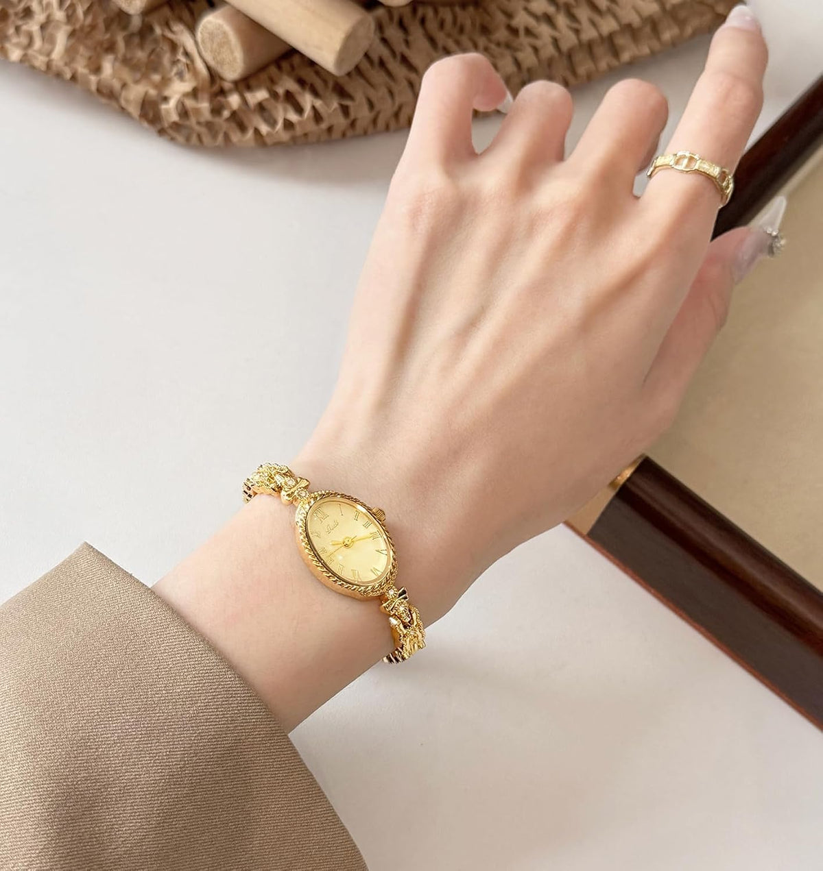 Gosasa Reloj de pulsera para mujer, estilo vintage, ovalado, de cuarzo, números romanos, elegante, cadena de aleación, estilo de joyería, reloj de vestir delicado para mujer, regalo para mujer