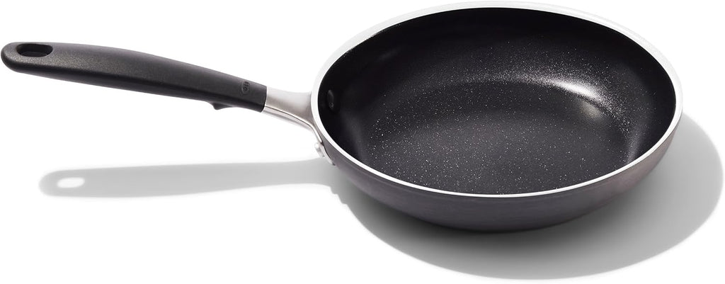 OXO Sartén antiadherente de 8 pulgadas, mango de silicona sin BPA, apto para lavavajillas y horno, sartén de cerámica sin PFAS, color negro