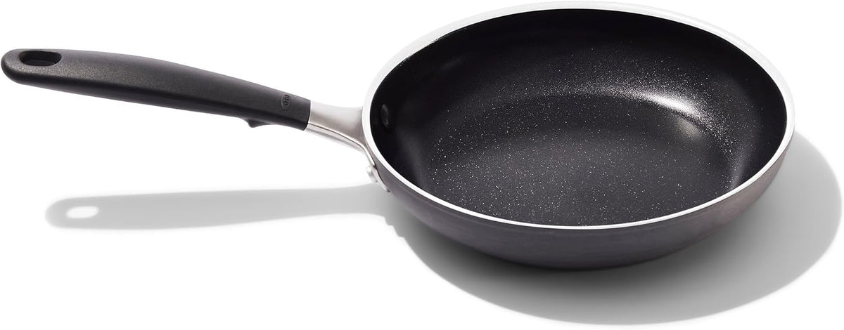 OXO Sartén antiadherente de 8 pulgadas, mango de silicona sin BPA, apto para lavavajillas y horno, sartén de cerámica sin PFAS, color negro