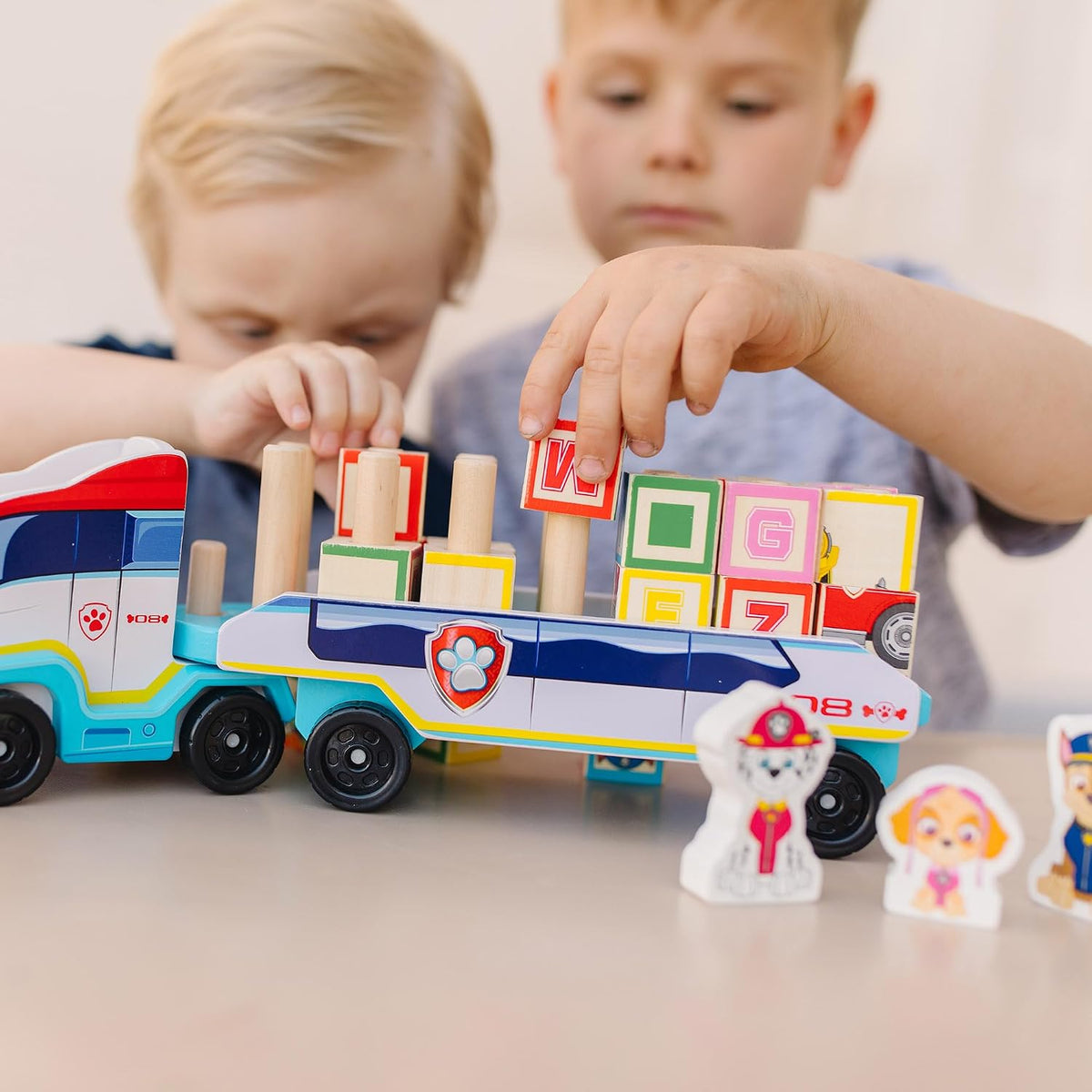 Melissa & Doug Camión de Bloques de Madera ABC de la Patrulla Canina (33 piezas)