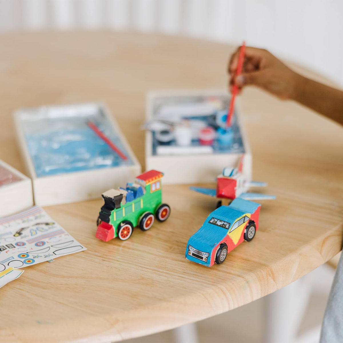 Coche de carreras DYO de Melissa & Doug.