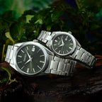 SEIKO SUR527 Reloj de cuarzo para hombre - Colección Essentials - Esfera verde con calendario de fecha, acero inoxidable - Resistente al agua 100M