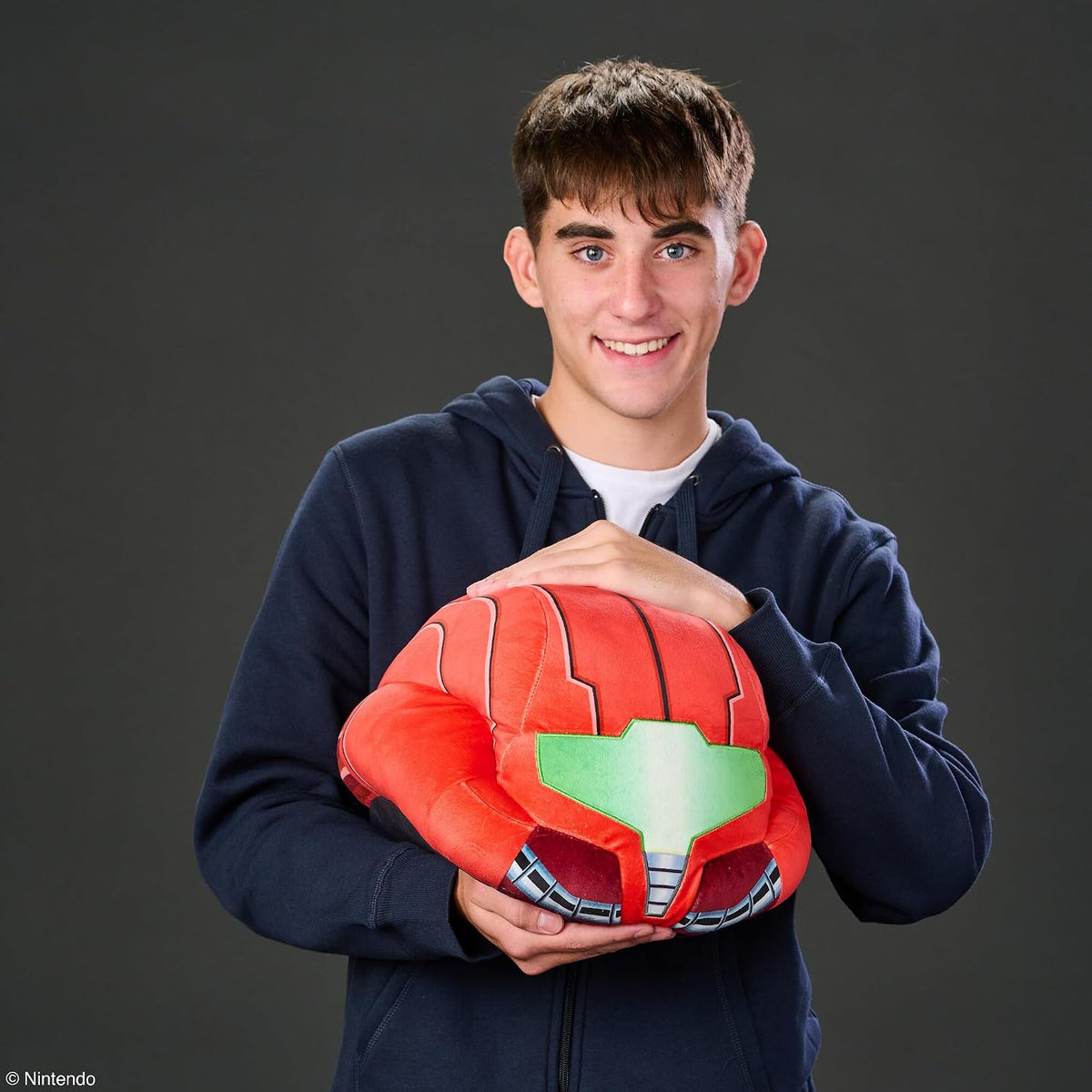 Club Mocchi- Mocchi- Metroid Prime Peluche - Casco de Samus - Peluche con Licencia Oficial con Detalles Auténticos - Mercancía de Videojuegos y Decoración de Sala de Videojuegos para Adolescentes