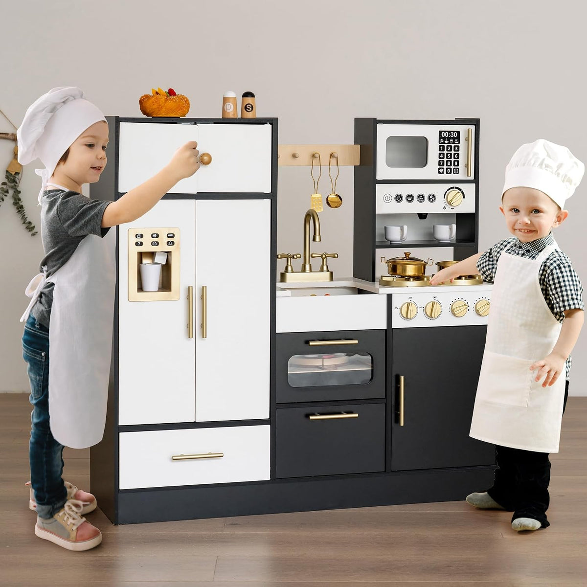 Cocina de madera negra del juego con el refrigerador alto del juguete y el