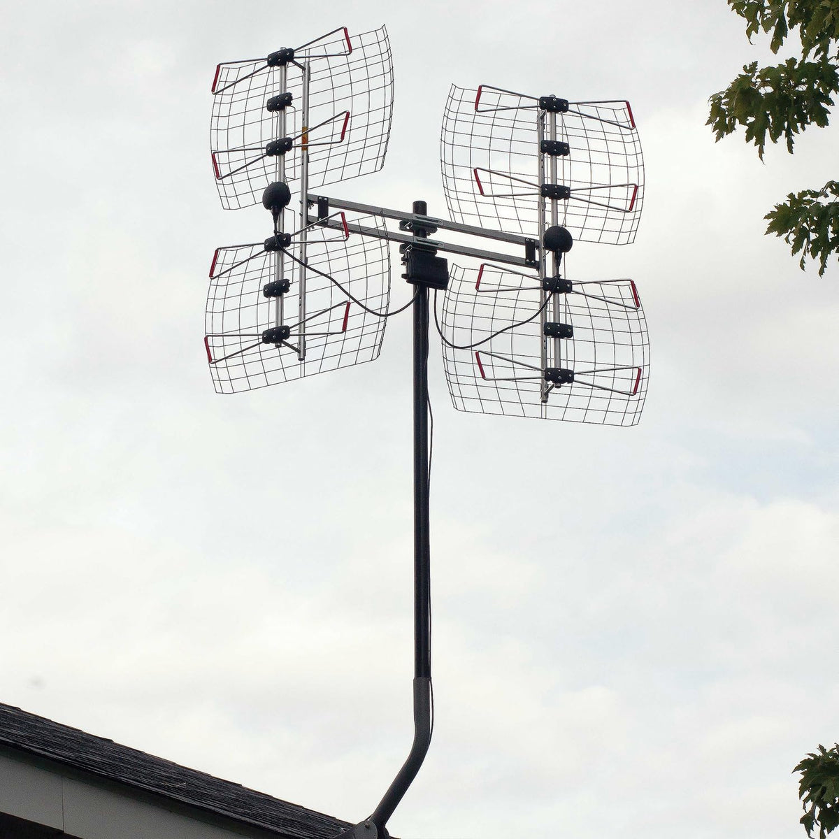 Antennas Direct Antena HDTV para exteriores Bowtie UHF de 8 elementos, multidireccional, rango de más de 70 millas, TV 4K 8K UHD NEXTGEN - con hardware de montaje para todo tipo de clima