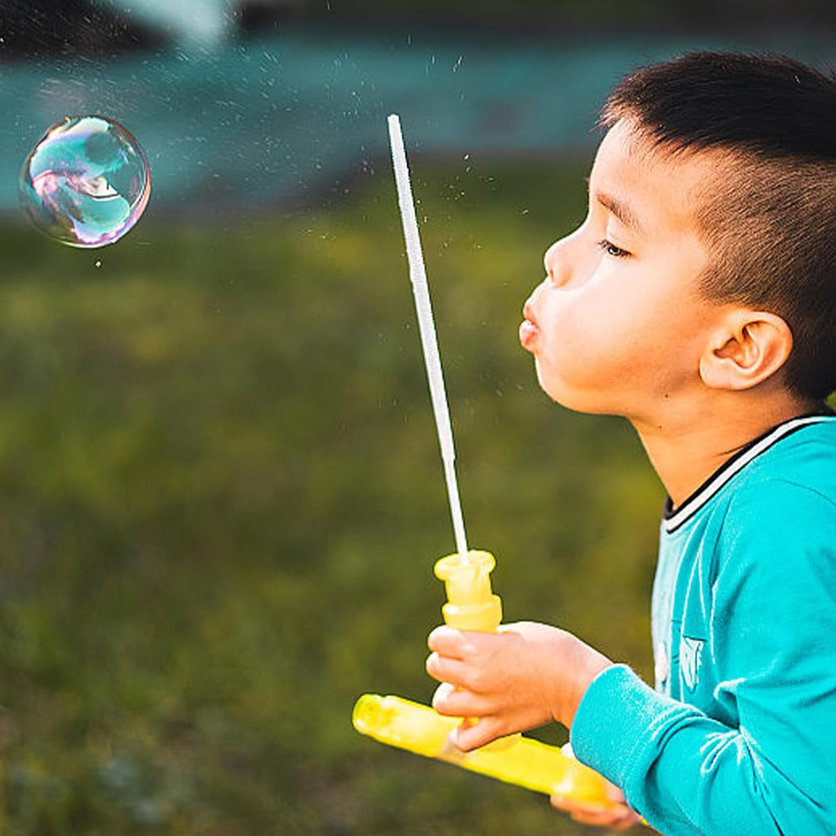 MorTime Paquete de 24 varitas de burbujas para niños, 8 colores a granel, 14.6 pulgadas, juguete de verano para niños