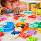 Play-Doh Juego de herramientas navideñas, 43 accesorios y 10 colores compuestos de modelado, juguetes para niños, artes y manualidades navideñas para niños de 3 años en adelante (exclusivo de Amazon)