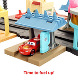 Mattel Disney y Pixar Cars On The Road Playset con 2