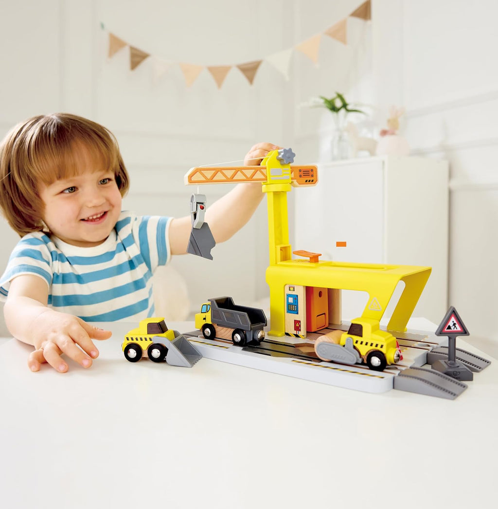Hape Juego de construcción de grúa ferroviaria, accesorio de pista de tren de madera con grúa, cargador, camión volquete y rodillo de vapor, juguete educativo de construcción STEM para niños a partir