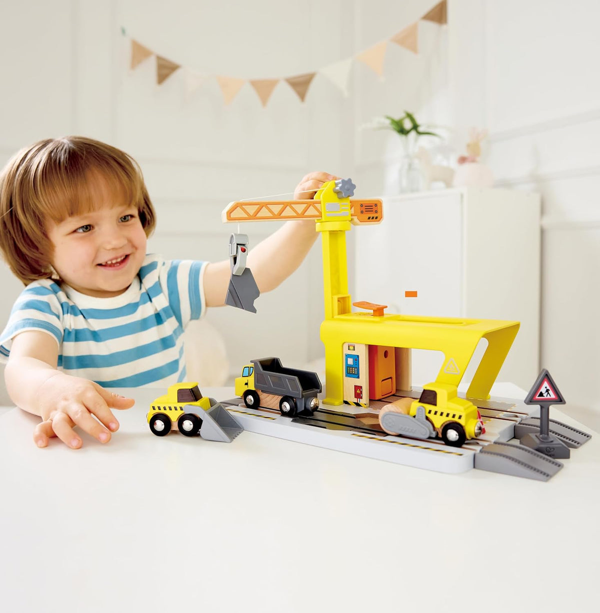 Hape Juego de construcción de grúa ferroviaria, accesorio de pista de tren de madera con grúa, cargador, camión volquete y rodillo de vapor, juguete educativo de construcción STEM para niños a partir