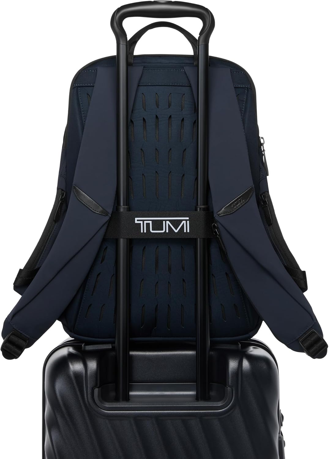 TUMI Axis Mochila mediana de 20 litros, se adapta a portátiles de hasta 15