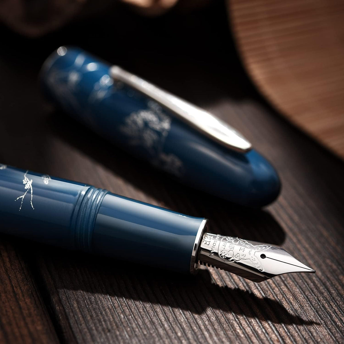 HONG DIAN N23 Blue Rabbit - Pluma estilográfica, punta extra fina de iridio, borde plateado, diseño de tallado de conejo de la suerte de año nuevo, bolígrafo de escritura suave con convertidor y juego de caja de bolígrafo de metal