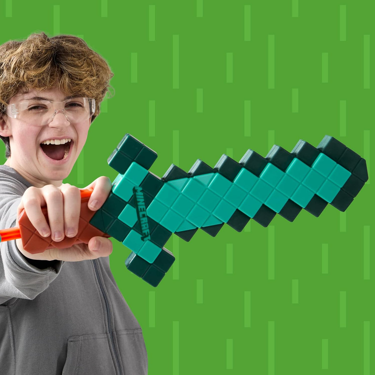 Nerf Minecraft Sword Dart Blaster, Cebado de Retroceso, Borde de Espuma, 8 Dardos N1, Edades 8+