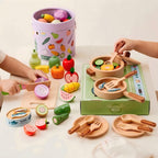 Juego de comida de madera para jugar – Juguete de cocina y accesorios de cocina con corte de frutas, verduras, ollas y sartenes y cubo de almacenamiento – Regalo para niños de 3, 4, 5, 6 años