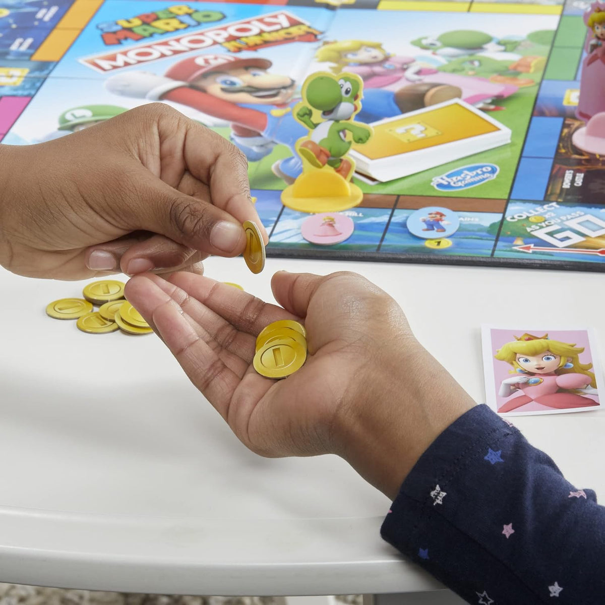 Juego de mesa Monopoly Junior Edición Super Mario, Diversión para niños de 5 años en adelante, Explora el Reino de los Hongos como Mario, Peach, Yoshi o Luigi (Exclusivo de Amazon)