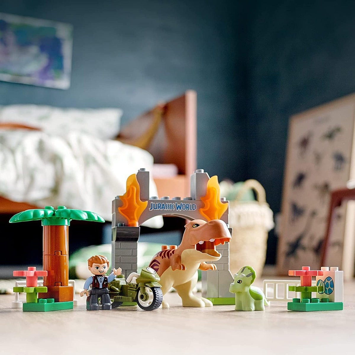 LEGO DUPLO Jurassic World Escape de dinosaurios T. rex y Triceratops 10939 - Juguete de construcción para regalo para jóvenes fanáticos de los dinosaurios; nuevo 2021 (36 piezas)