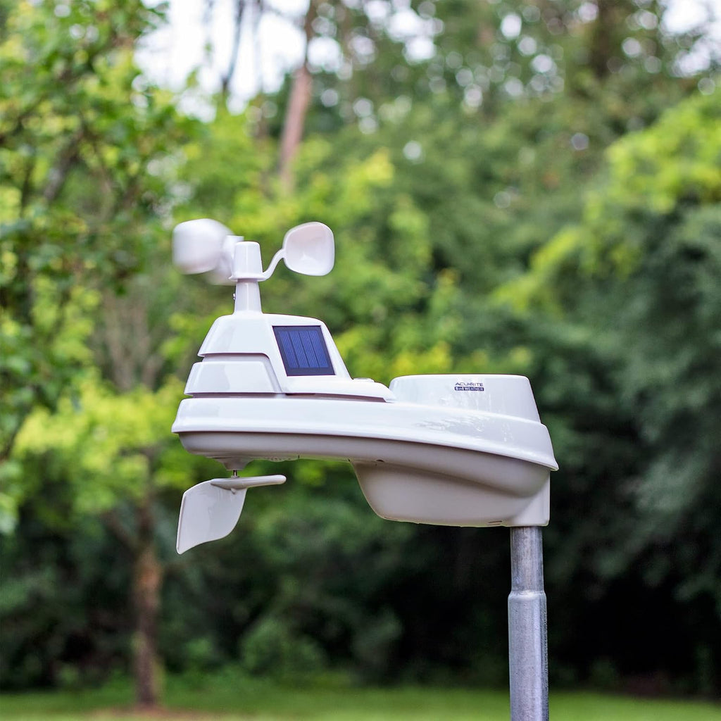 Estación meteorológica profesional con detector de luz, pantalla HD, pluviómetro, dirección y velocidad del viento, sensor de temperatura y humedad.