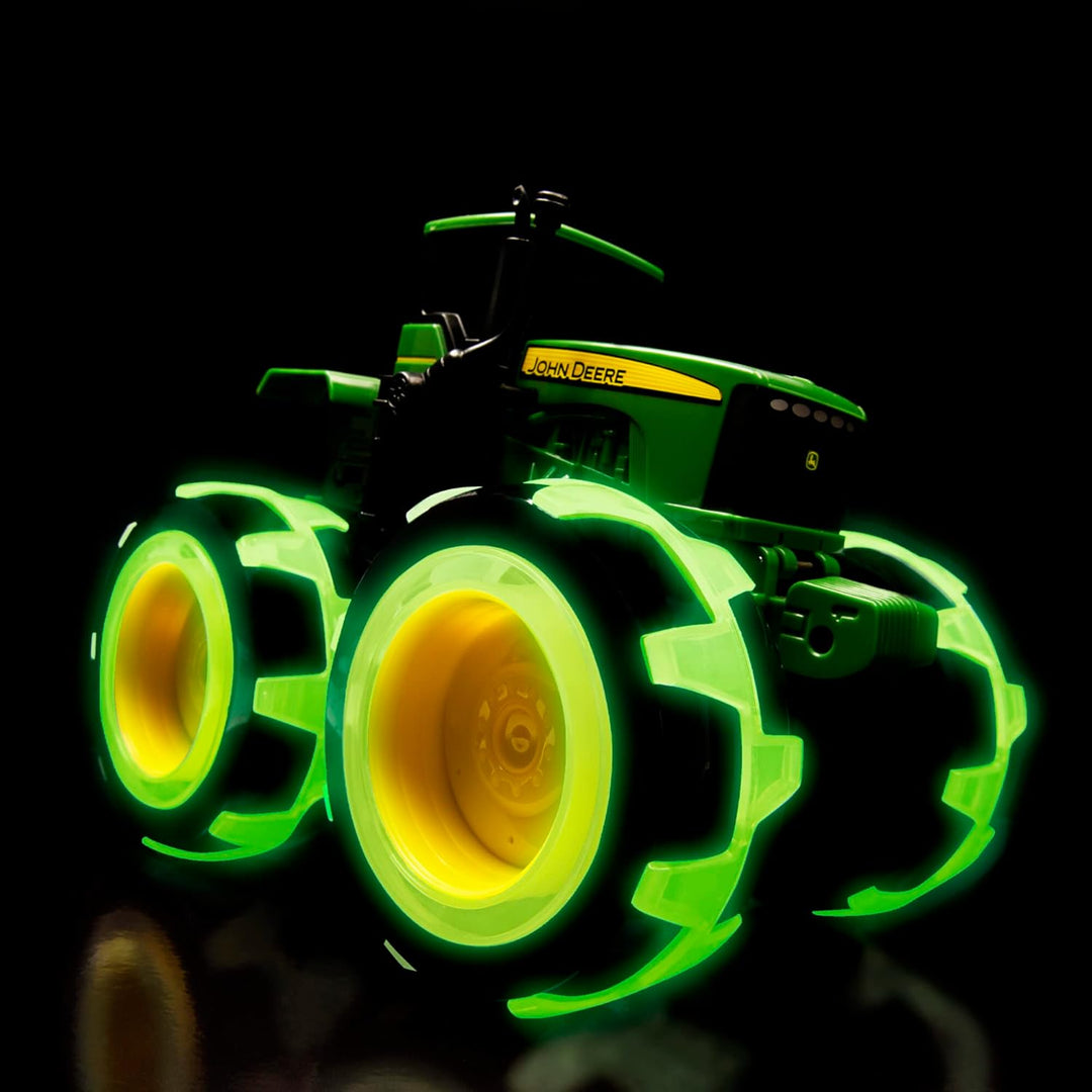 Monstruo John Deere con ruedas y huella iluminada Tractor