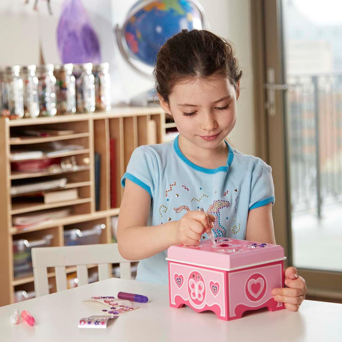 Set de manualidades para decorar tu propio joyero de madera, de Melissa & Doug