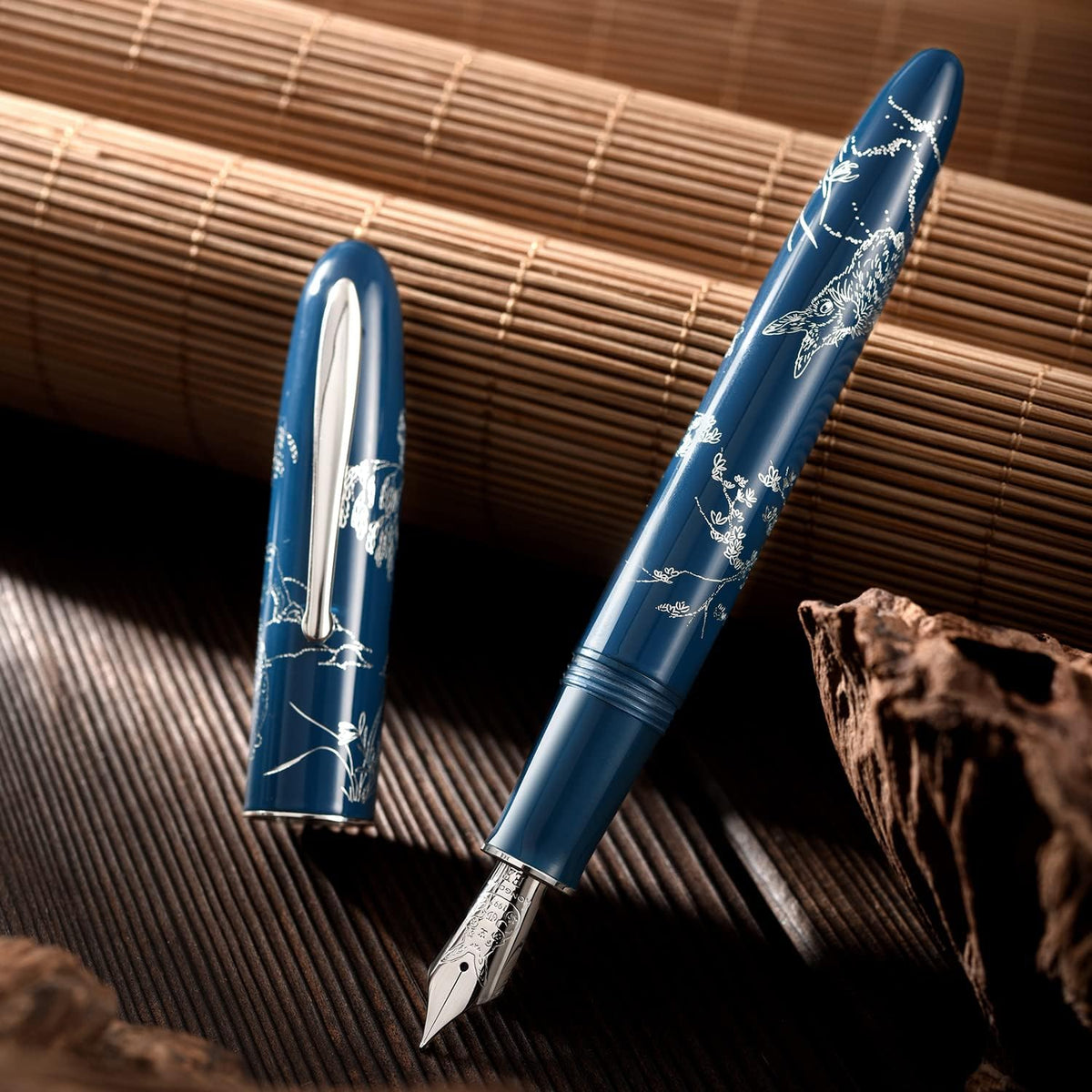 HONG DIAN N23 Blue Rabbit - Pluma estilográfica, punta extra fina de iridio, borde plateado, diseño de tallado de conejo de la suerte de año nuevo, bolígrafo de escritura suave con convertidor y juego de caja de bolígrafo de metal