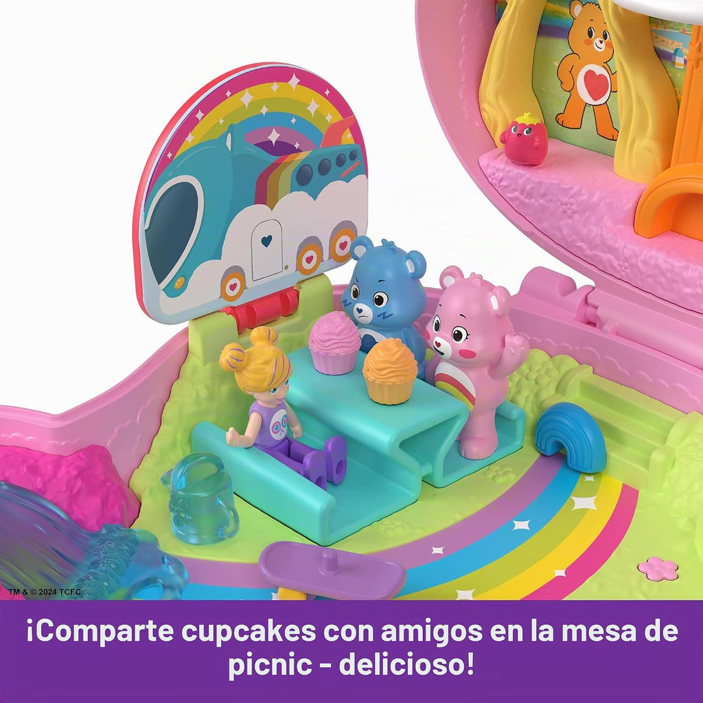Polly Pocket x Care Bears Muñecas y Set de Juego con Auto de Juguete y Accesorios Temáticos, Juguete de Viaje, Compacto de Colaboración