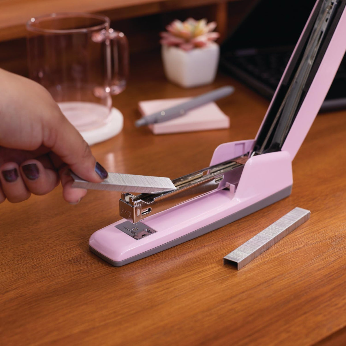 Swingline - Engrapadora, capacidad para 30 hojas, engrapadora 747 de negocios, sin atascos, metálica, rosa suave (S7074740)
