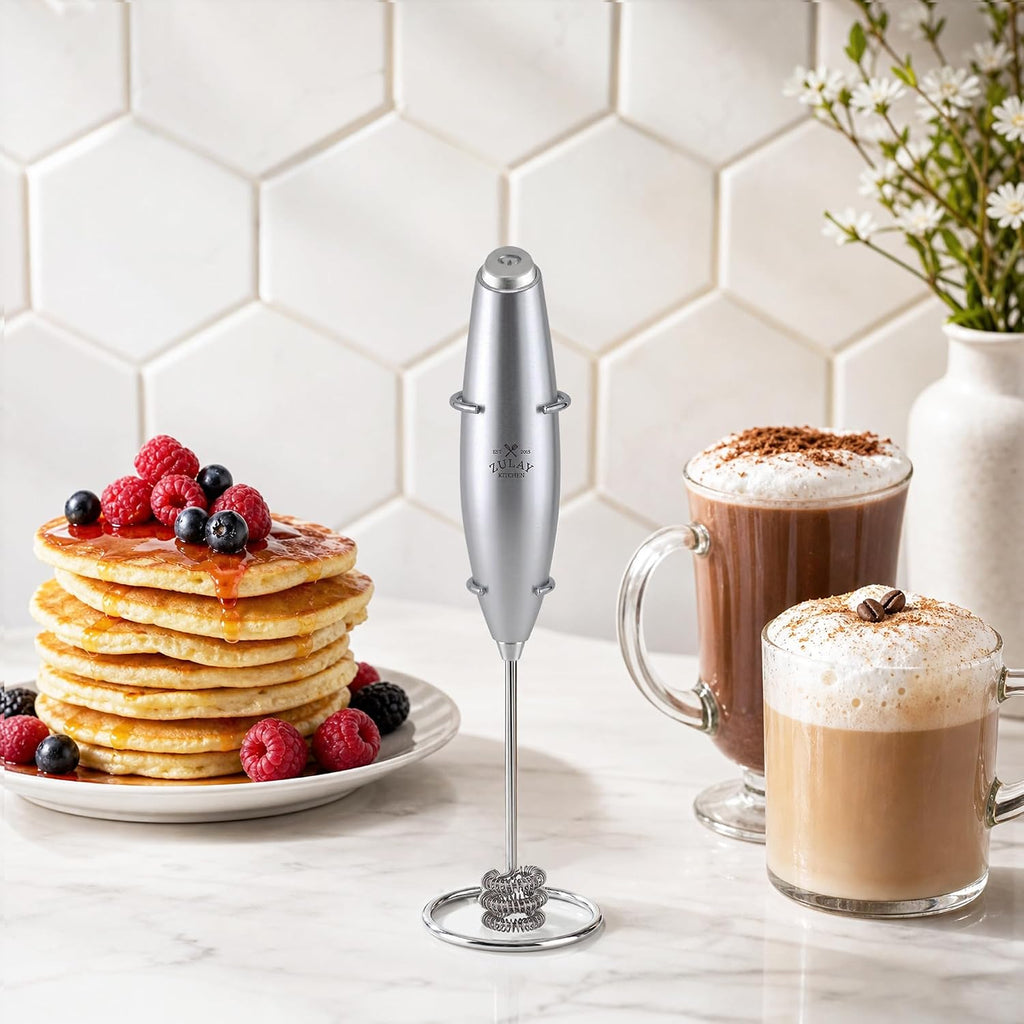 Zulay Kitchen Potente varita espumadora de leche con baterías Duracell - Mezclador de bebidas portátil ultrarrápido - Máquina de espuma eléctrica para café, lattes, capuchino y matcha, batidor triple