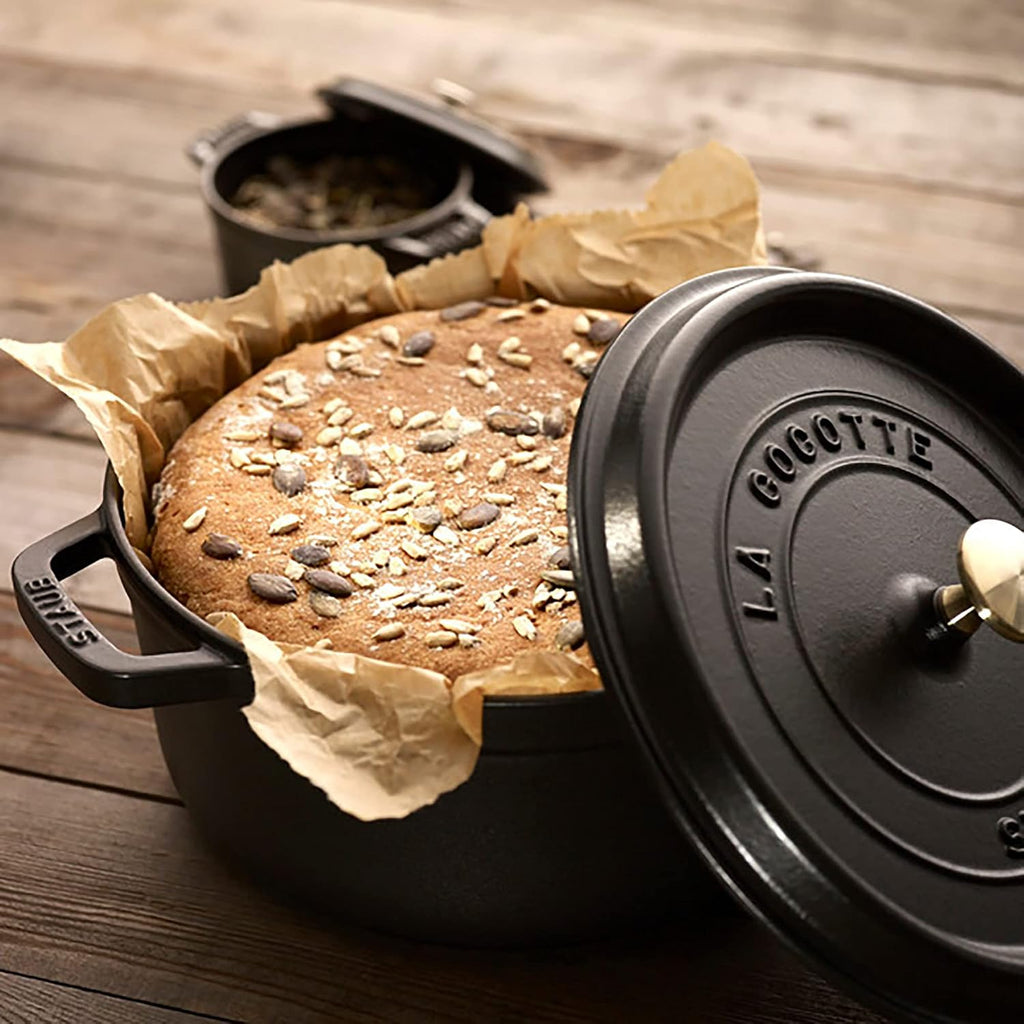STAUB - Horno holandés de hierro fundido de 5.5 cuartos de galón, redondo, fabricado en Francia, sirve 5-6, negro mate
