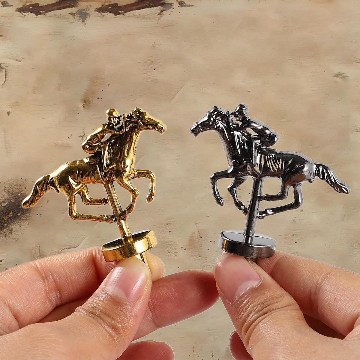 HOROW Juego de mesa de carreras de caballos, juego de cartas de carreras de caballos de madera maciza y juego de mesa de dados edición de lujo con 11 caballos de metal, 100 fichas de póquer, 2 dados y 2 cajas de cartas