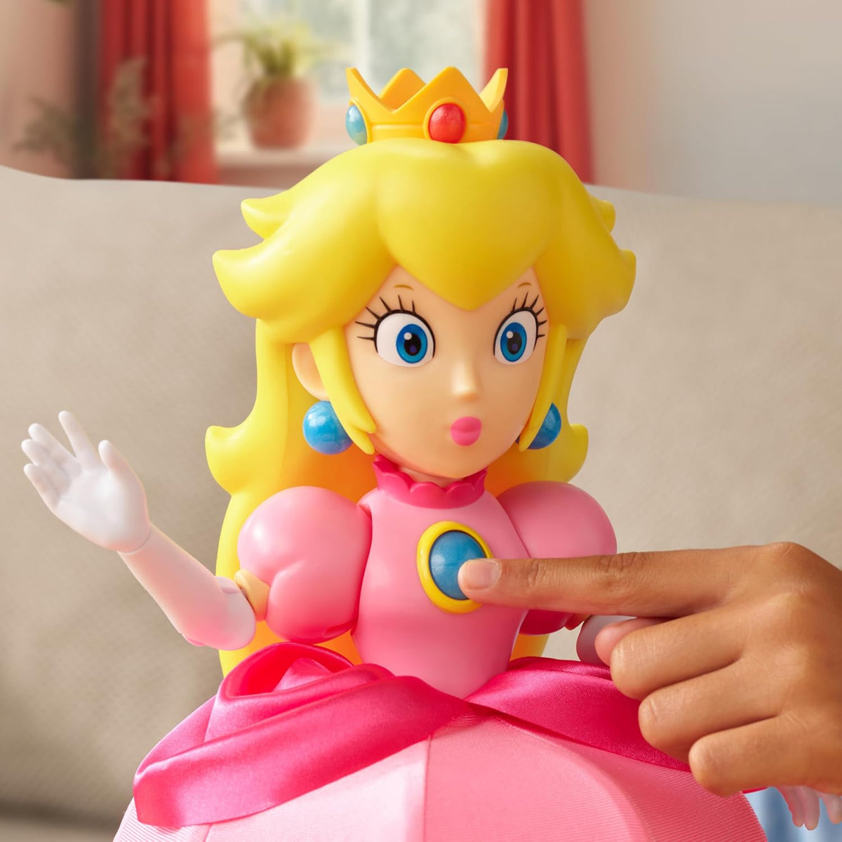 Super Mario Yours Truly, Princess Peach Figura de acción coleccionable de muñeca mide aproximadamente 12 pulgadas de alto, con 6 puntos de articulación, más de 25 citas de videojuegos, sonidos y