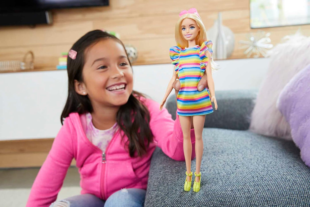 Muñeca Barbie Fashionistas N.° 197 con cabello rubio y brackets, us...