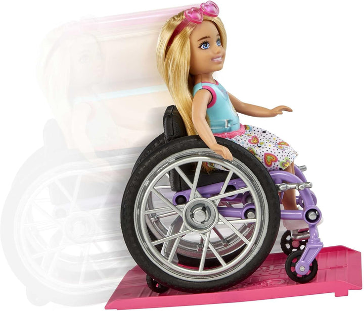 Barbie Muñeca y silla de ruedas Chelsea con ruedas móviles, rampa,...