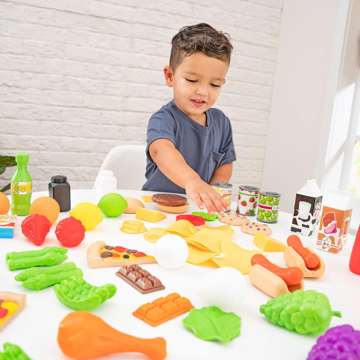 KidKraft Juego de Comida de Juego de Simulación Deluxe Tasty Treats de 115 Piezas, Artículos de Plástico para Comestibles y Despensa, Regalo para Edades 3+
