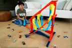 Hot Wheels Juego de pistas de coche de juguete, kit de torsión de sacacorchos ilimitado y vehículo a escala 1:64, 2 formas de correr, se conecta a otras pistas