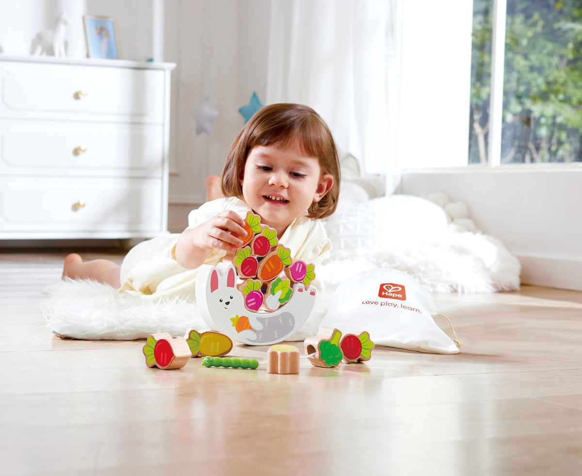 Hape Juguete de equilibrio y enhebrado de conejo de madera, bloques de apilamiento de vegetales 2 en 1 y juego de cordones para el desarrollo cognitivo temprano, construcción de madera de haya
