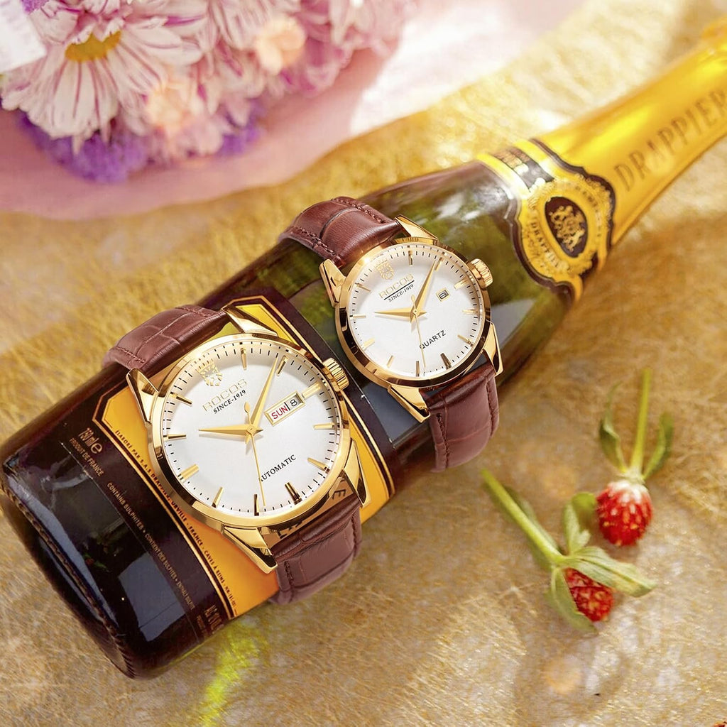 ROCOSJEWE R0101QL Juego de relojes para parejas - Caja clásica dorada con esfera blanca y correa de cuero marrón - Relojes automáticos de lujo de cuarzo para hombre y mujer - Regalo