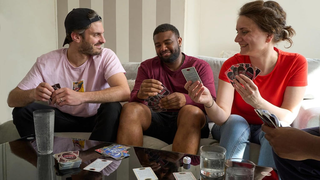 Mattel Games UNO Dare - Juego de cartas solo para adultos para noche de juegos, viajes, camping y fiesta
