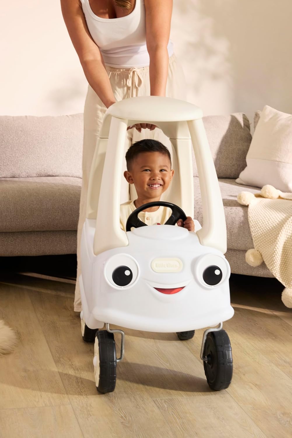 Little Tikes Cloud Collection Cozy Coupé - Blanco, auto clásico de pie a piso, puerta de trabajo, volante, bocina, tabla de suelo extraíble, auto de empuje para interiores y exteriores, niños pequeños