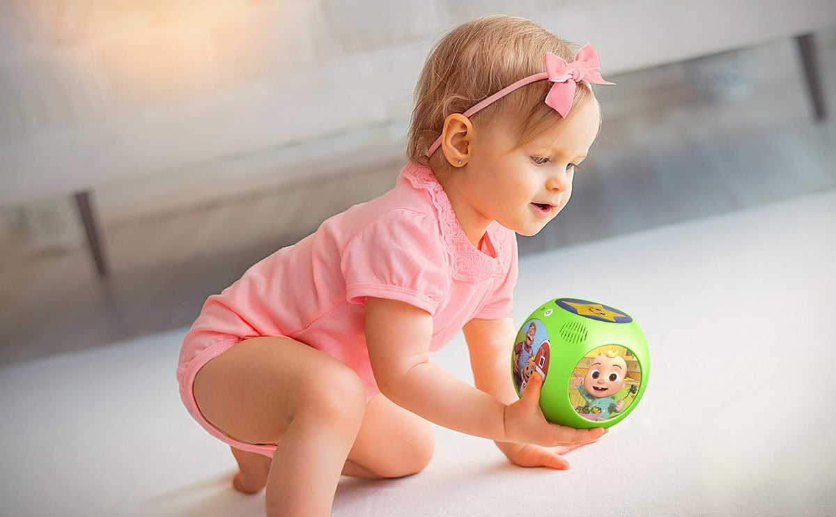eKids Cocomelon Juguete musical para niños pequeños, el juguete Tumble Tunes incluye seis canciones integradas para guardería, para fanáticos de los juguetes Cocomelon y regalos para niños y niñas, verde