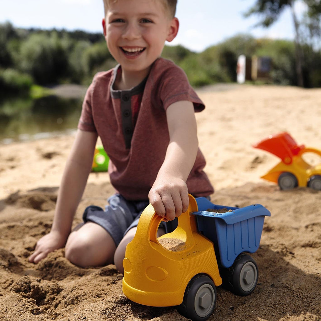 HABA Camión volquete Juguetes de playa para niños pequeños, juguetes de construcción y artículos esenciales de playa para niños mayores de 18 meses
