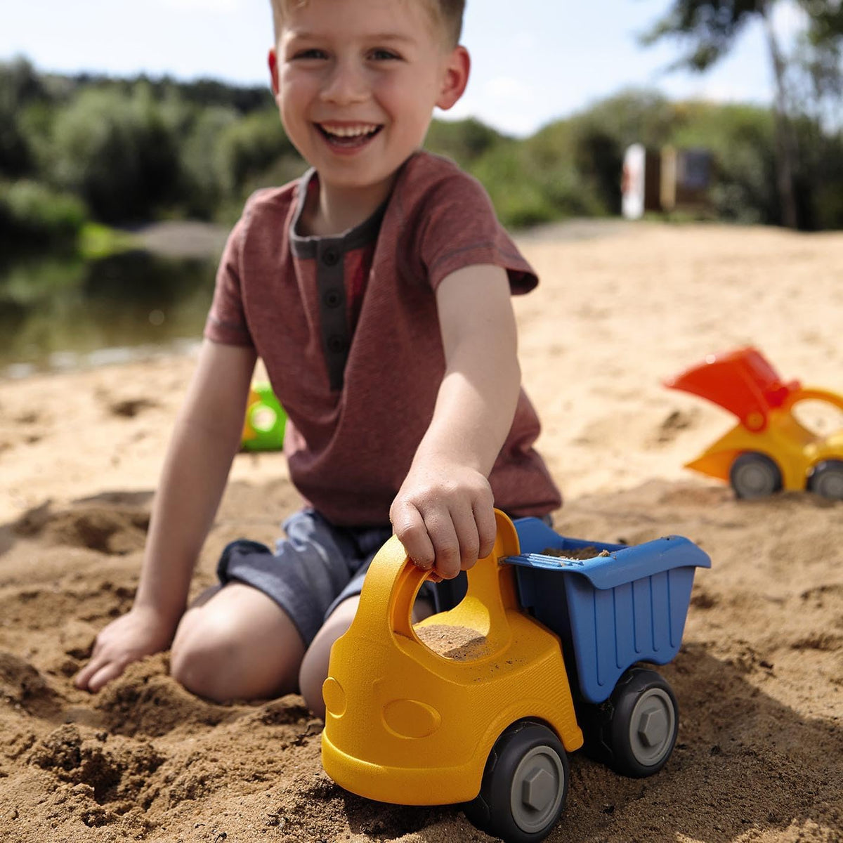HABA Camión volquete Juguetes de playa para niños pequeños, juguetes de construcción y artículos esenciales de playa para niños mayores de 18 meses