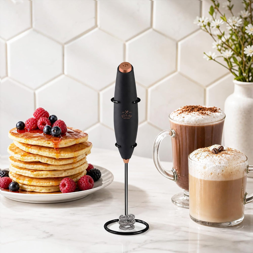 Zulay Kitchen Potente varita espumadora de leche con baterías Duracell - Mezclador de bebidas portátil ultrarrápido - Máquina de espuma eléctrica para café, lattes, capuchino y matcha, triple batidor