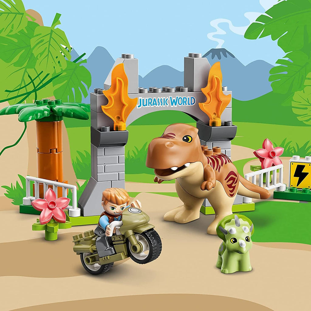 LEGO DUPLO Jurassic World Escape de dinosaurios T. rex y Triceratops 10939 - Juguete de construcción para regalo para jóvenes fanáticos de los dinosaurios; nuevo 2021 (36 piezas)