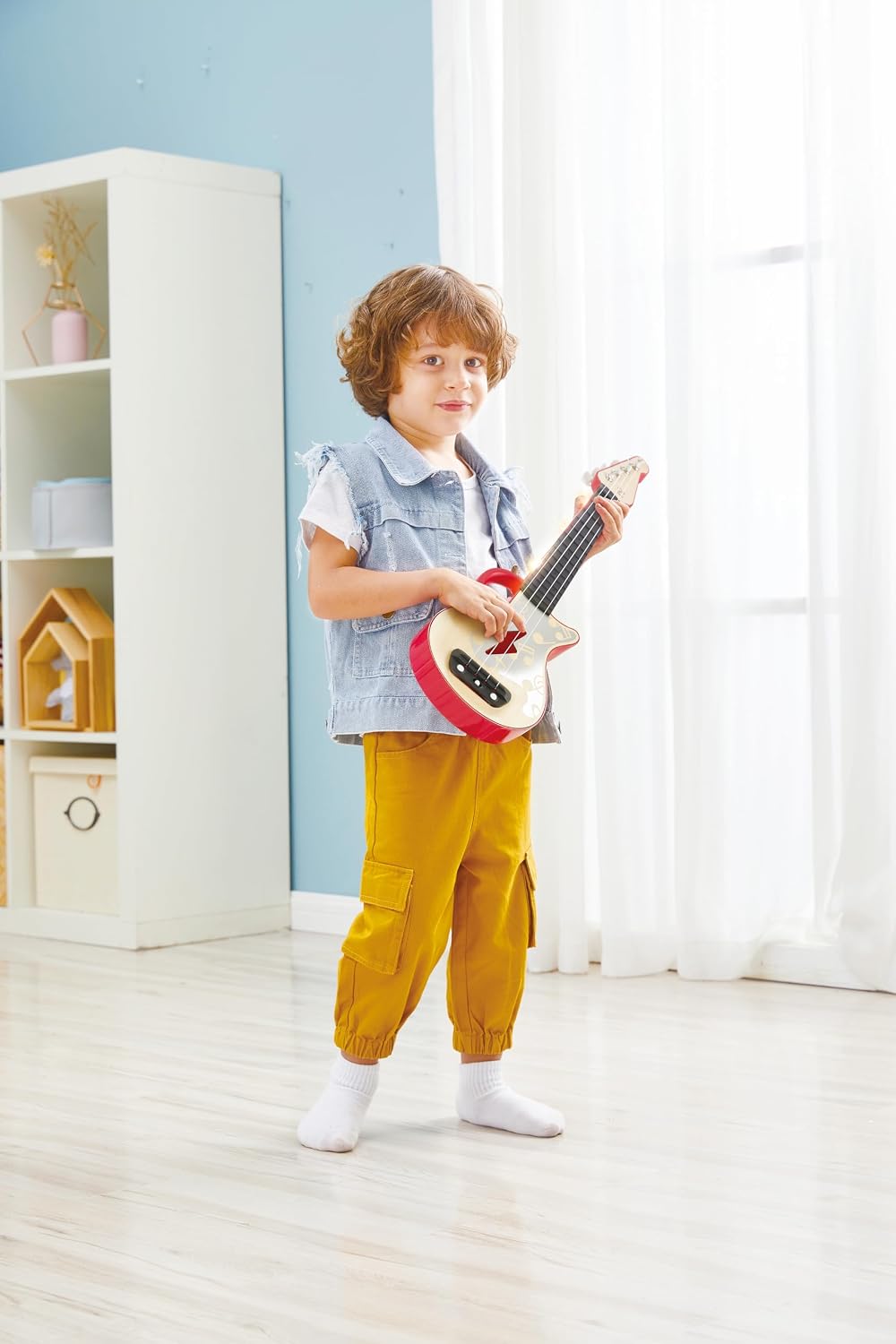 Hape Aprende con luces Ukelele electrónico rojo | Modo de inclinación y banda | Instrumento musical