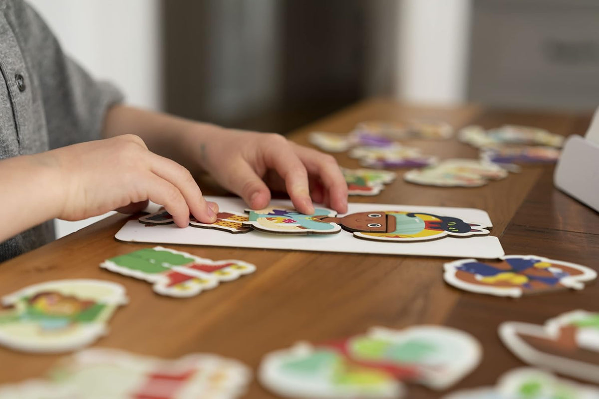 Osmo - Piezas de disfraz de Little Genius, 2 juegos educativos de aprendizaje, edades de 3 a 5 historias y creatividad, para iPad o tableta Fire, regalos de juguete STEM para niños, niños y niñas, edades de 3, 4, 5 (se requiere base Osmo - Exclusivo de Am