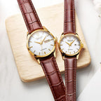 ROCOSJEWE R0101QL Juego de relojes para parejas - Caja clásica dorada con esfera blanca y correa de cuero marrón - Relojes automáticos de lujo de cuarzo para hombre y mujer - Regalo