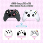 Kuitmor Funda protectora antideslizante de silicona suave compatible con el mando Xbox con 2 tapas de agarre para el pulgar y 1 adhesivo (negro Kuromi)