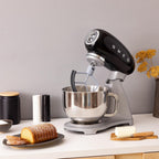 SMEG SMF04 - Batidora de pie Classico de 5 cuartos con arranque suave y mezcla constante, motor de 600 W, 10 velocidades, cuenco de acero inoxidable y escudo de vertido, mezclador planetario estilo