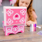 Set de manualidades para decorar tu propio joyero de madera, de Melissa & Doug