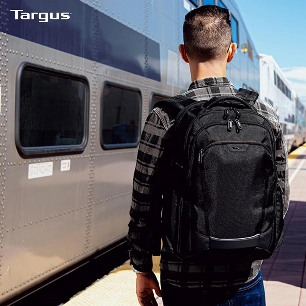 Targus Voyager EXP Mochila de viaje de 17 pulgadas, mochila expandible para laptop de 27L a 30 L, apta para puntos de control TSA, resistente al agua, bolsillo con bloqueo RFID, se adapta a portátiles